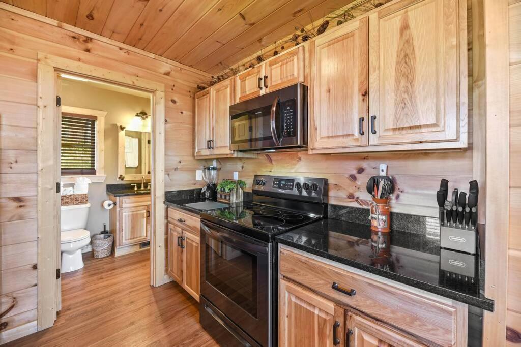 Walnut Ridge Cabin. Sleeps 7-11! Hot Tub, Pool Table, Minutes To Downtown Gatlinburg! Eksteriør bilde