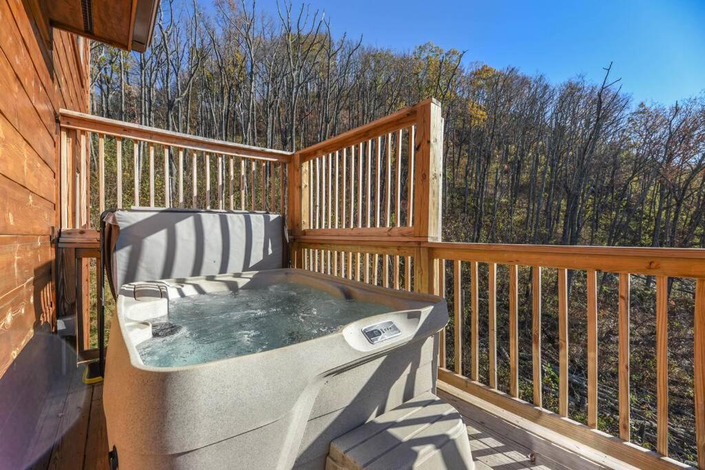Walnut Ridge Cabin. Sleeps 7-11! Hot Tub, Pool Table, Minutes To Downtown Gatlinburg! Eksteriør bilde