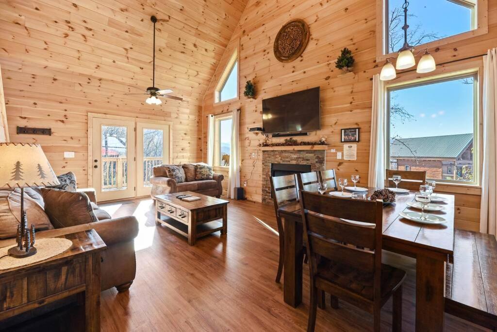 Walnut Ridge Cabin. Sleeps 7-11! Hot Tub, Pool Table, Minutes To Downtown Gatlinburg! Eksteriør bilde