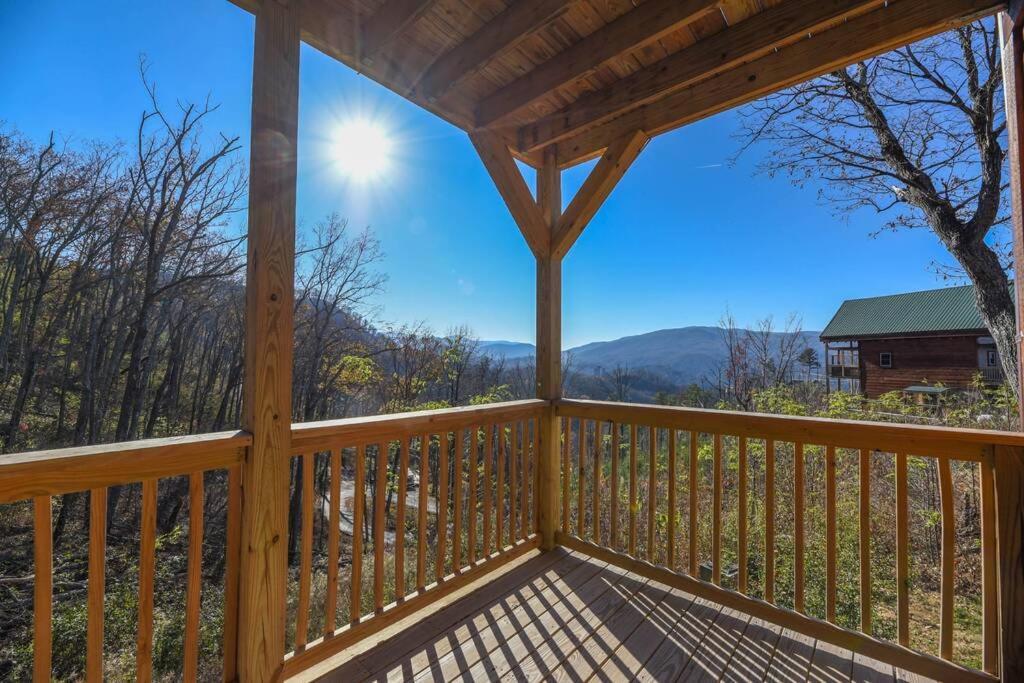 Walnut Ridge Cabin. Sleeps 7-11! Hot Tub, Pool Table, Minutes To Downtown Gatlinburg! Eksteriør bilde