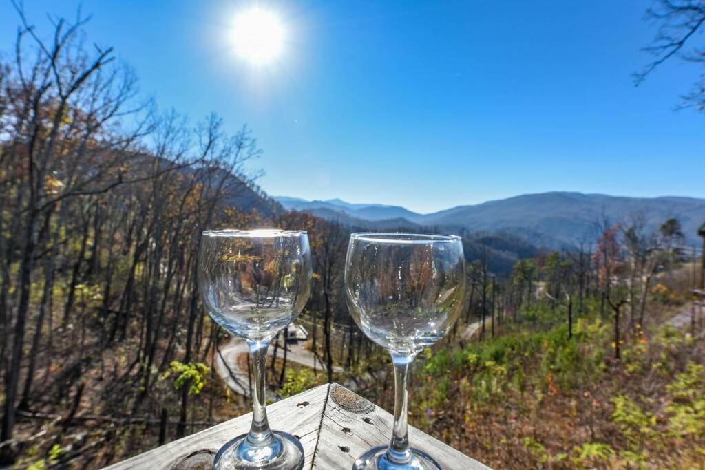 Walnut Ridge Cabin. Sleeps 7-11! Hot Tub, Pool Table, Minutes To Downtown Gatlinburg! Eksteriør bilde