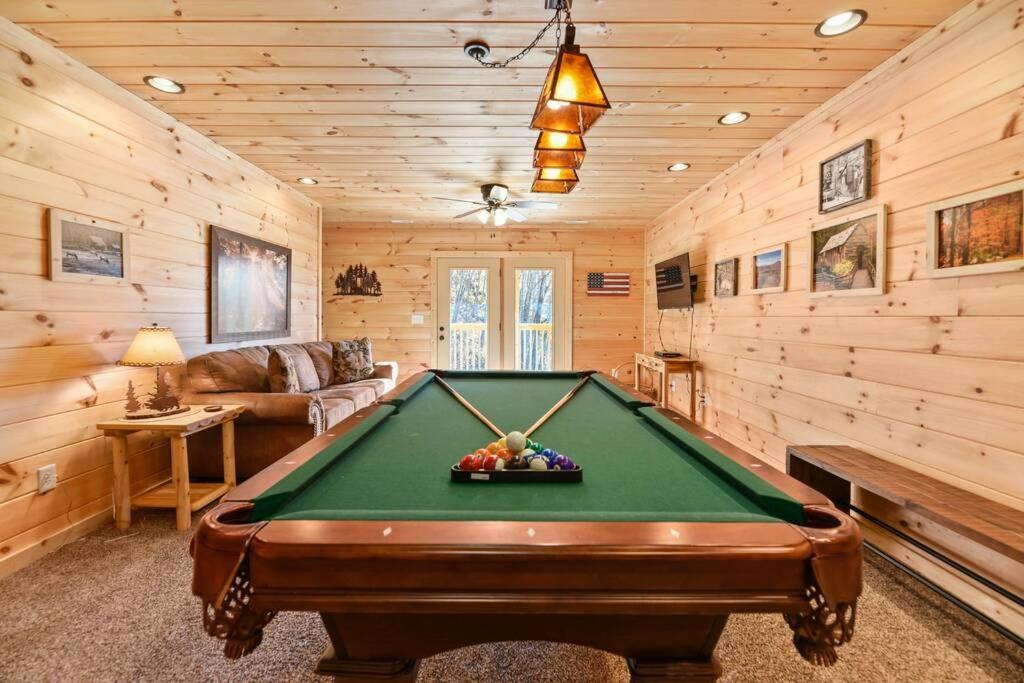 Walnut Ridge Cabin. Sleeps 7-11! Hot Tub, Pool Table, Minutes To Downtown Gatlinburg! Eksteriør bilde