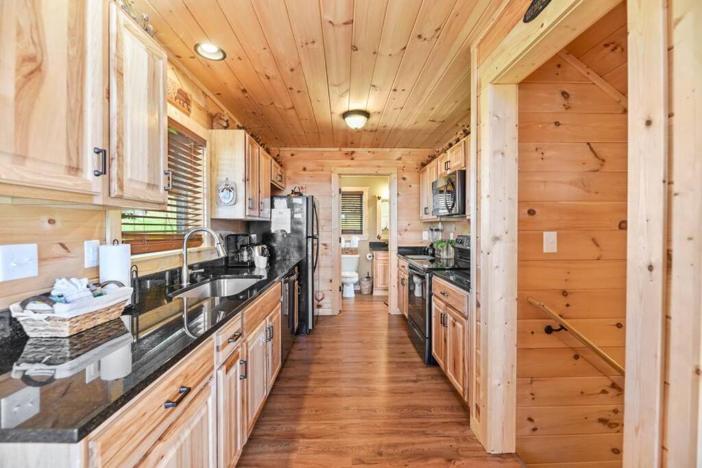 Walnut Ridge Cabin. Sleeps 7-11! Hot Tub, Pool Table, Minutes To Downtown Gatlinburg! Eksteriør bilde