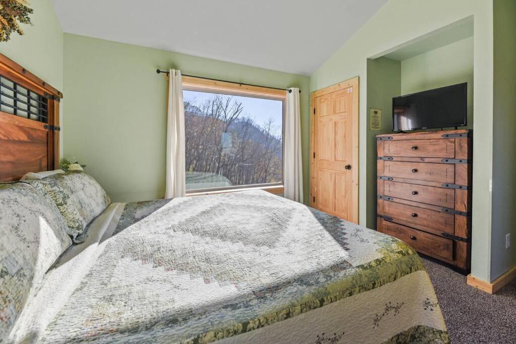 Walnut Ridge Cabin. Sleeps 7-11! Hot Tub, Pool Table, Minutes To Downtown Gatlinburg! Eksteriør bilde